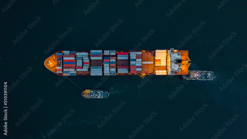 夜间集装箱船鸟瞰图，货运海运船，全球商业供应链