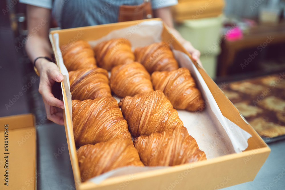 新鲜的法国飞机羊角面包在面包店餐厅咖啡馆咖啡木桌上。餐厅面包菜单。de