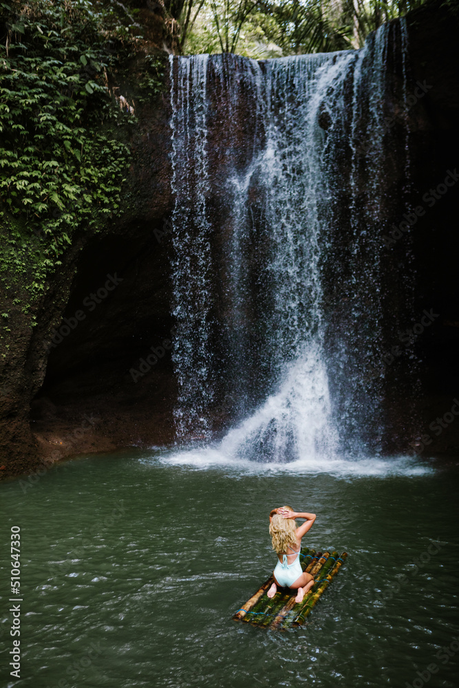 热带丛林中苏瓦特瀑布的瀑布下，女人在天然水池里玩得很开心。自然日