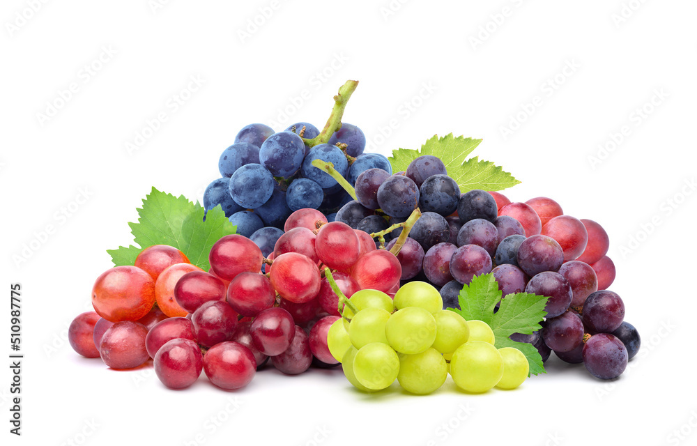 在白色背景上分离的葡萄品种堆。