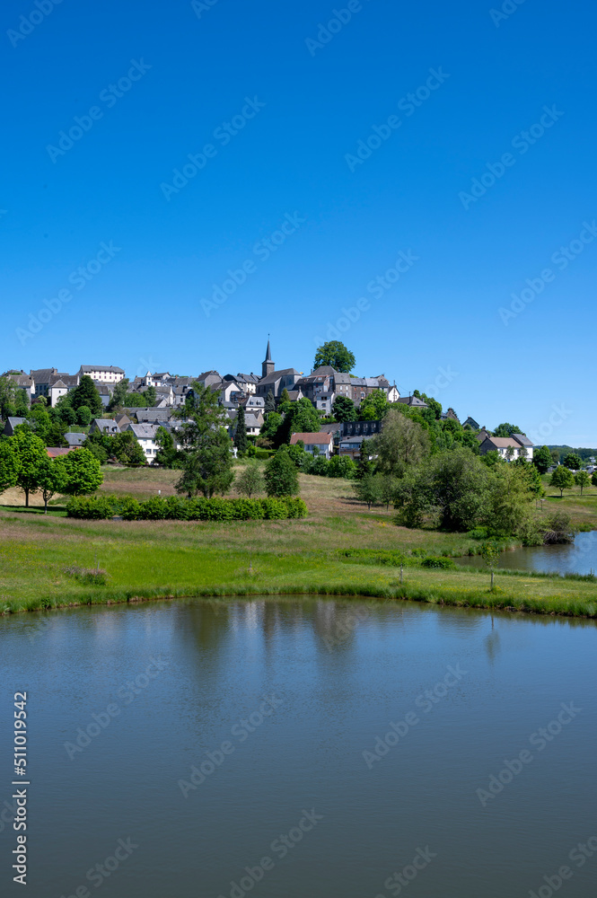 Le petite ville pittoresque de la Tour-dAuvergne dans le département du Puy-de-Dôme au printemps au
