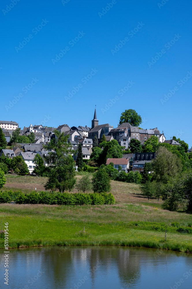 Le petite ville pittoresque de la Tour-dAuvergne dans le département du Puy-de-Dôme au printemps au