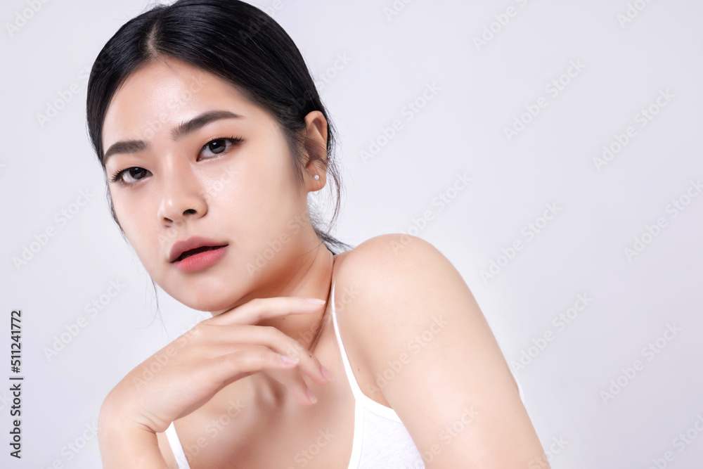 美丽的年轻亚洲女性在白色背景下拥有干净清新的皮肤，面部护理，面部护理