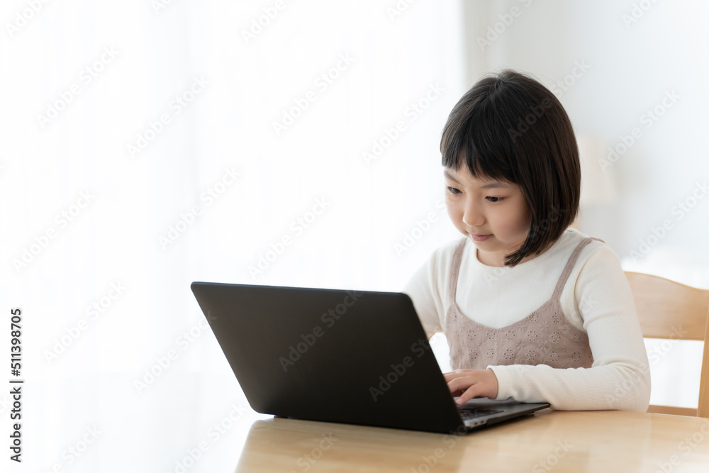 リビングでパソコンを使う女の子