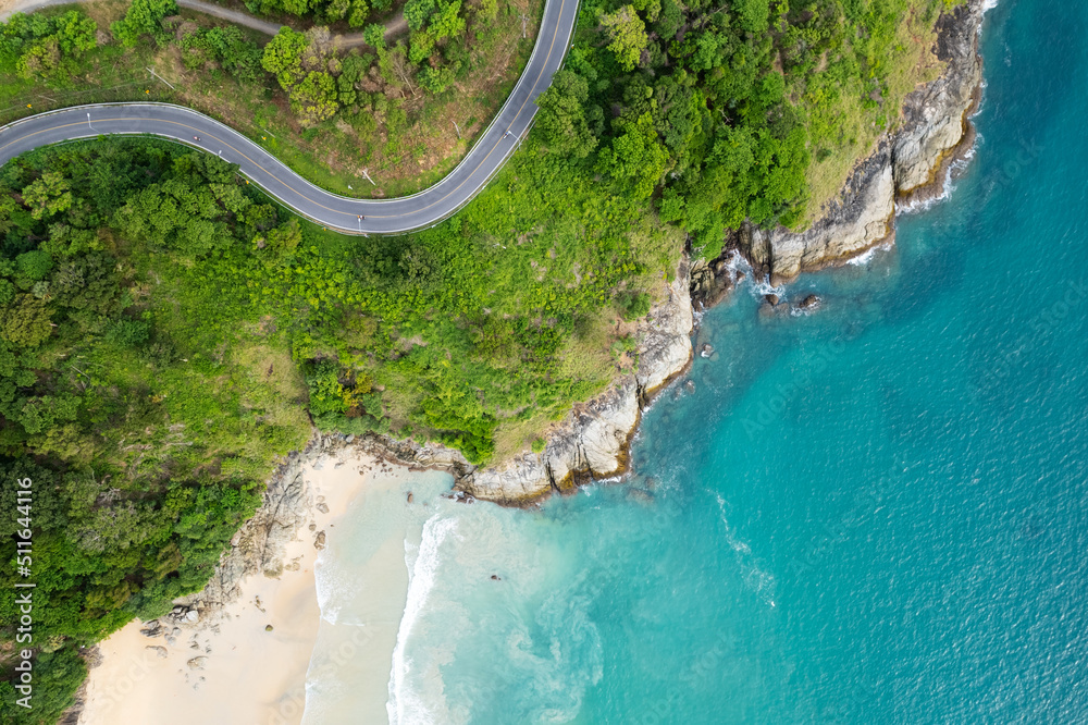 泰国普吉岛海岸曲线公路鸟瞰图美丽的海岸和开阔的大海
1219671052,可爱的锯片角色与输液杆站在一起