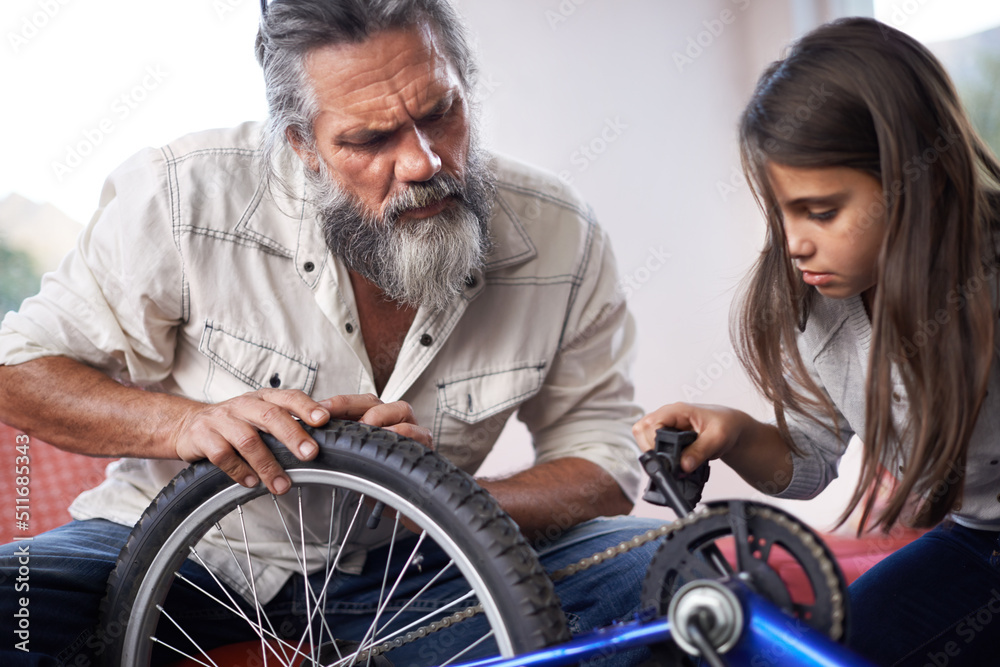 在我的时代里，我修过无数辆自行车。一个老年人帮助孙女的裁剪镜头