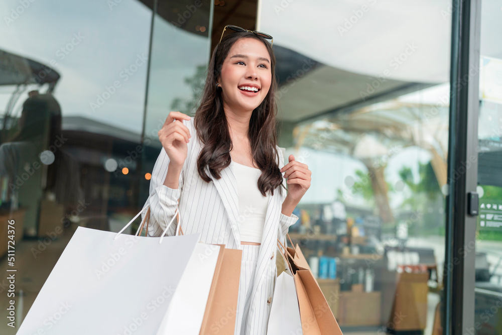 美丽的亚洲女人女性快乐积极的休闲购物手提纸袋快乐的女人享受