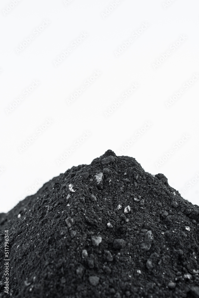白色背景上的一堆煤