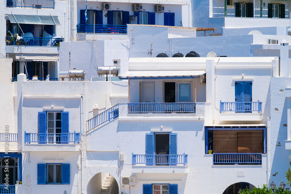 希腊建筑中的房屋和街道。旅行和冒险摄影。层叠排列