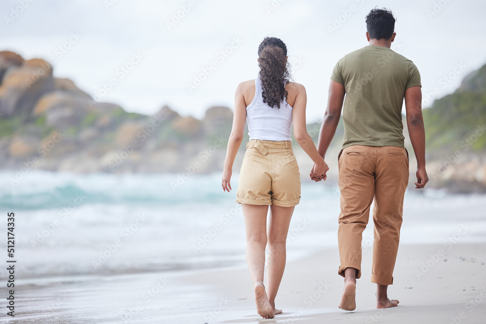 我不想和其他人共度一生。一对面目全非的情侣在海滩上散步的照片
