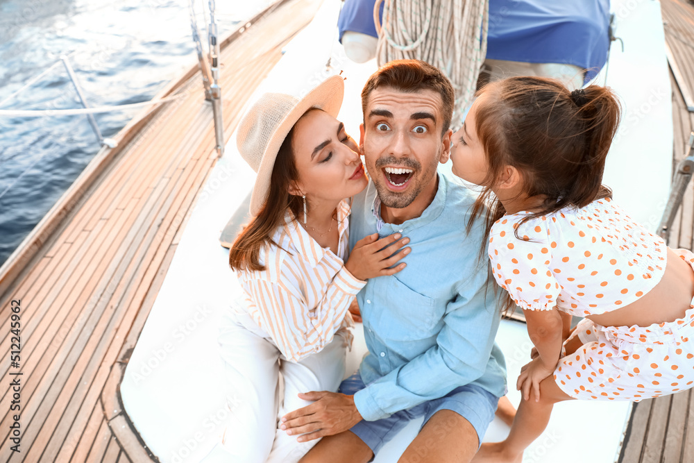快乐的年轻家庭在游艇上休息