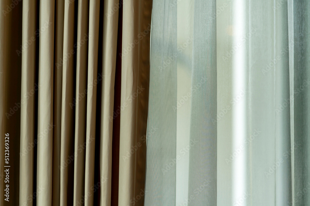柔和的棕色窗帘，从窗户发出晨光家居室内设计细节装饰理念