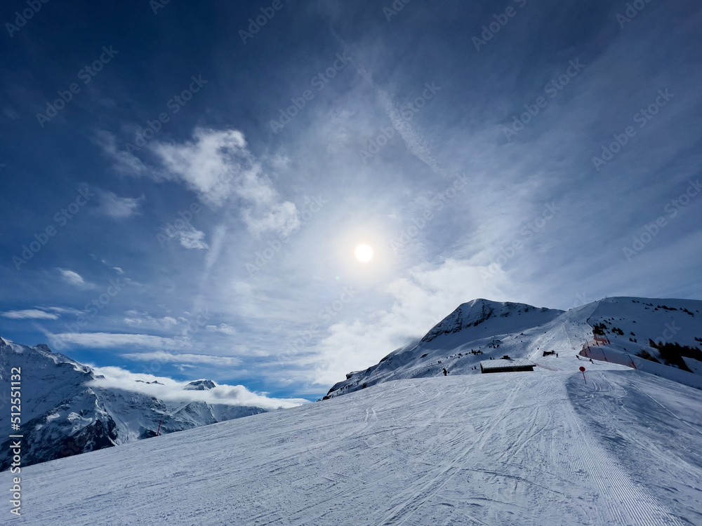 阿尔卑斯山滑雪道和山顶景观