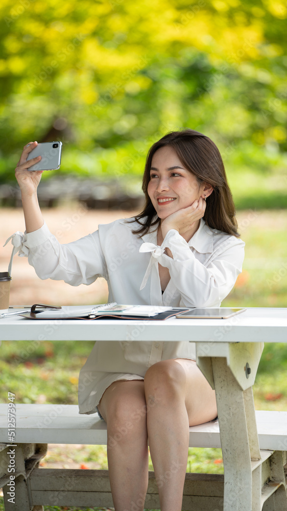 体贴的微笑快乐的女人在线视频通话或在线会议用智能手机工作
1904417829,站在河边的一位美女的黑白肖像