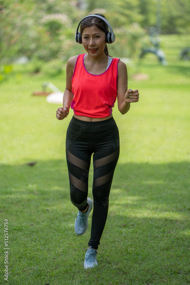 Healty年轻女性在城市公园跑步或健身训练前锻炼身体。健康