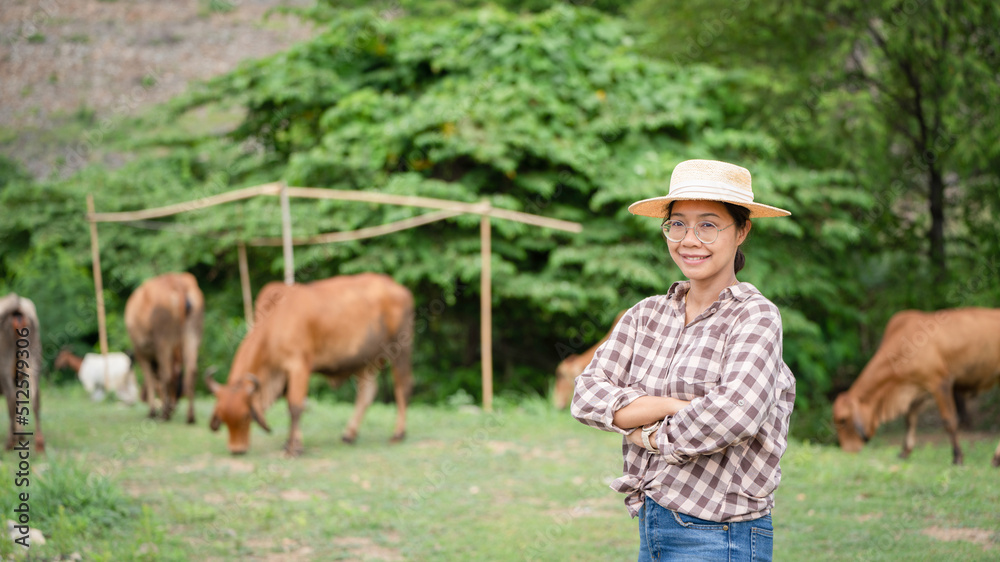 一名女工在奶牛场摆姿势户外牧场一个牛棚农场