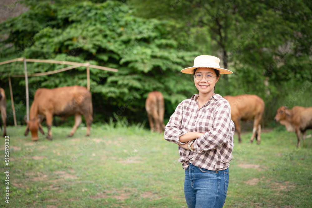 女女工在奶牛场摆姿势户外牧场牛棚农场