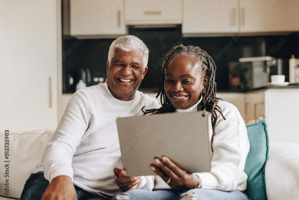 退休夫妇在数字平板电脑上进行视频通话