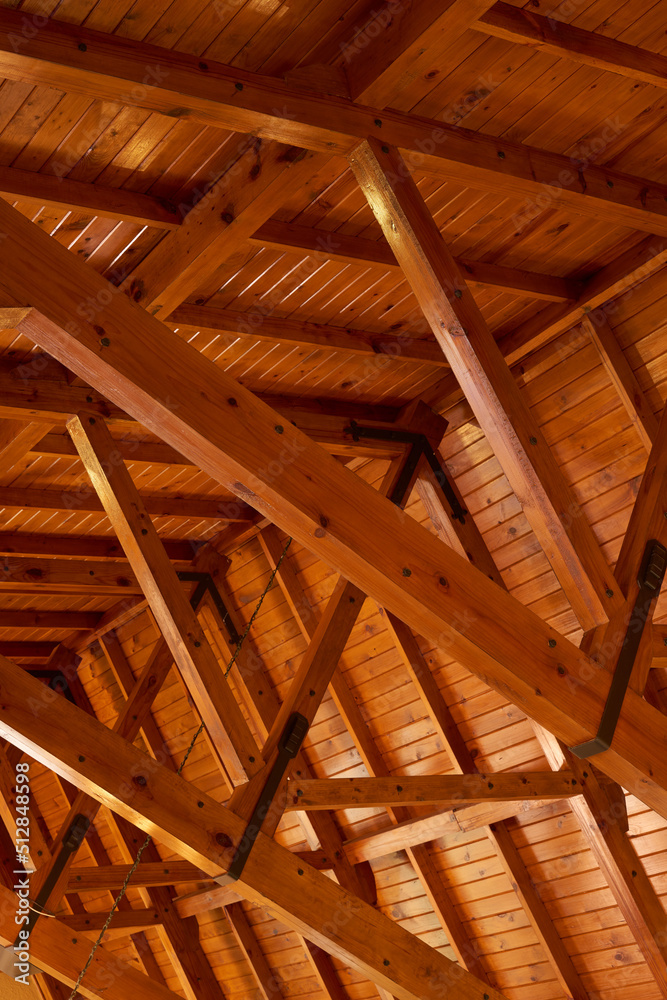 房子或建筑物内部屋顶或天花板的美丽坚固的木制建筑。木制