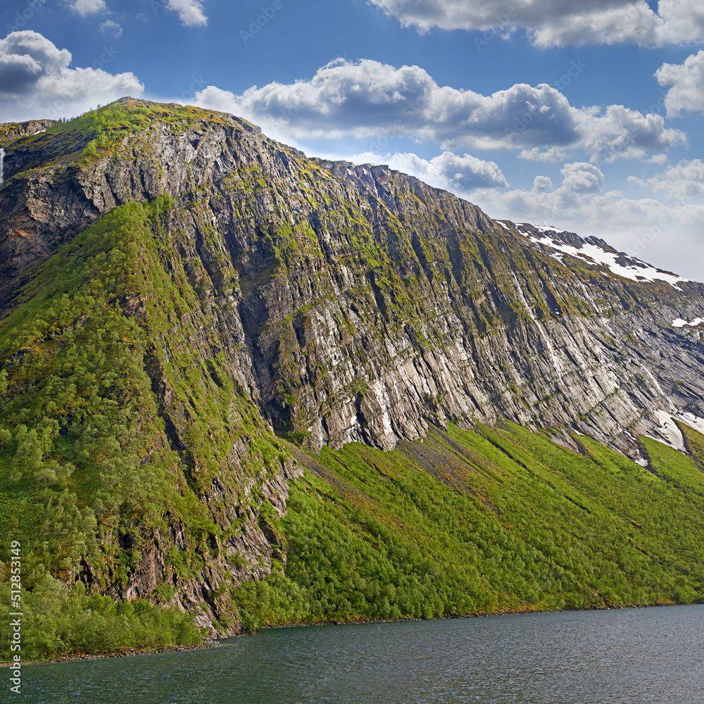 挪威极地和北极圈以北的山脉景观。白雪皑皑的山丘景观