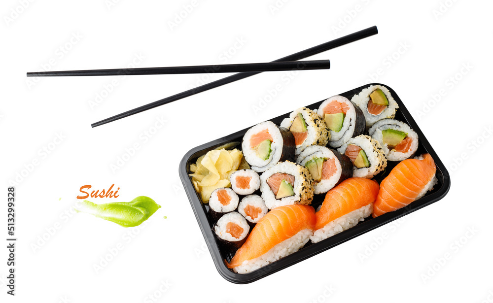 什锦寿司装在盒子托盘里，黑色竹筷子隔离在白色背景上。