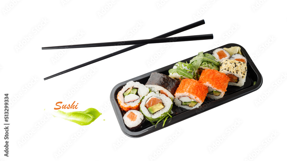 什锦寿司装在盒子托盘里，黑色竹筷子隔离在白色上
