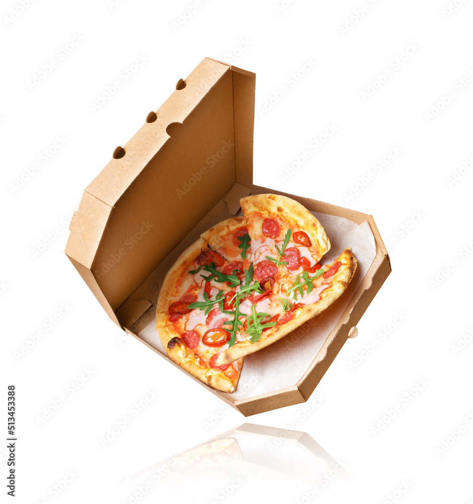 白底纸箱里的新鲜出炉的辣披萨