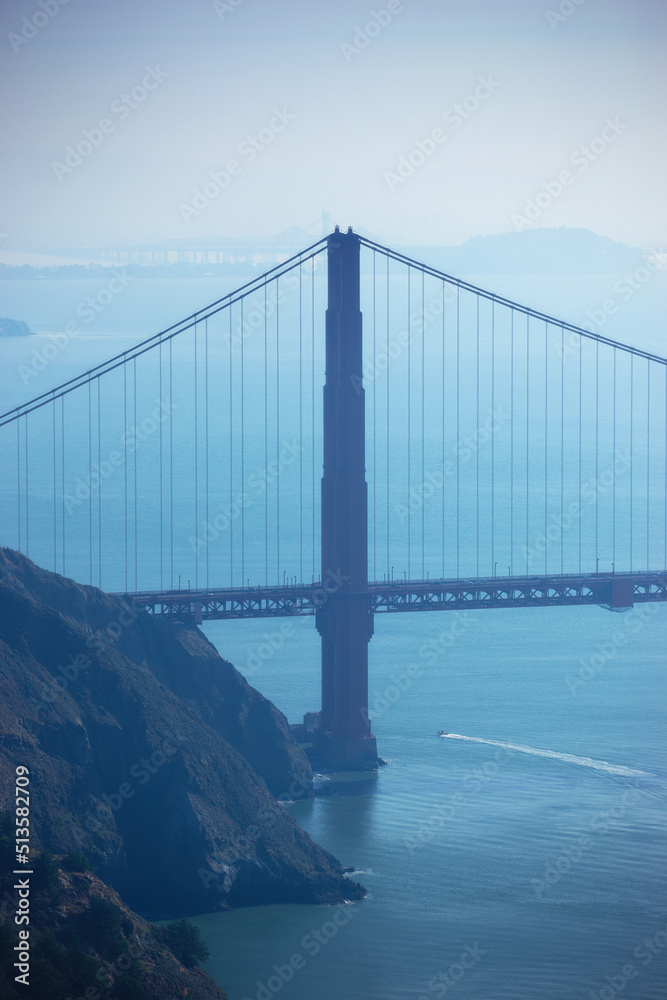 夜间美国旧金山金门大桥。城市基础设施的景观和风景海湾视图