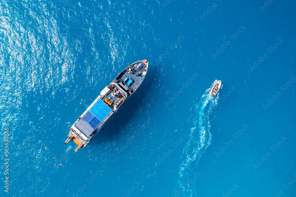 夏季日落时海上美丽的游艇和船只的鸟瞰图。希腊莱夫卡达岛。顶部