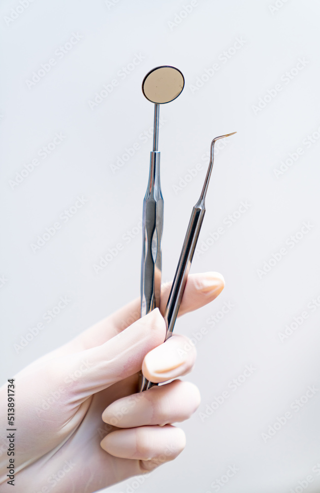不锈钢医用牙齿工具。牙科仪器特写。