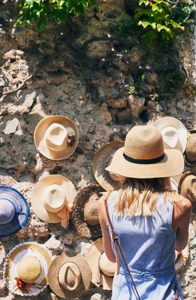 一名女子暑假在意大利买帽子。一名女子在意大利小镇探险后景