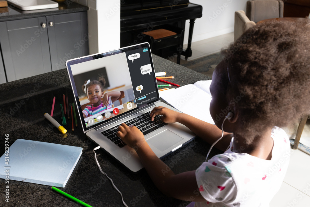 留着非洲头发的非裔美国女孩在家通过笔记本电脑的视频通话在线学习