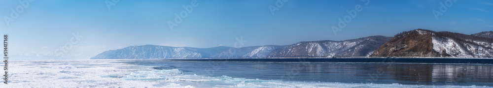 西伯利亚晴朗的冬季景观全景，有山脉和贝加尔湖。自然背景