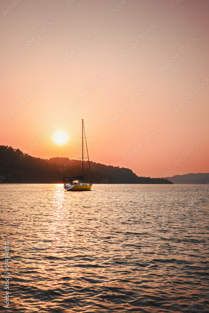 爱琴海帆船日落景观旅游游艇之旅夏日美景