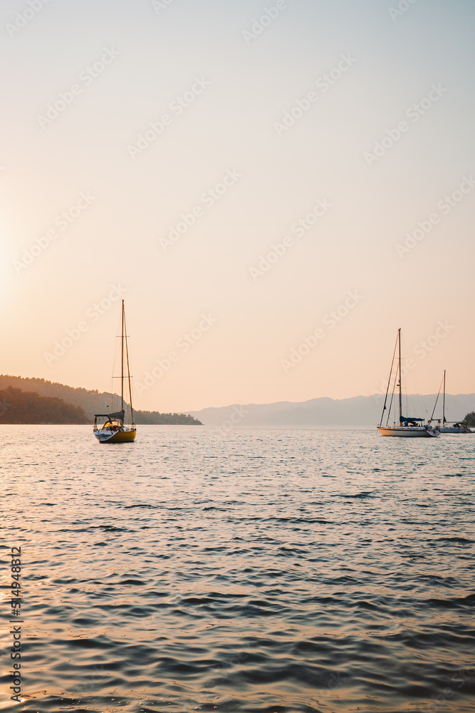 游艇在爱琴海航行日落美景旅游游艇之旅暑假