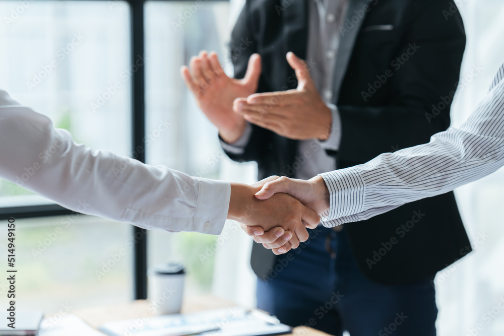 商务人士握手。团队合作的同事商务人士会后握手。