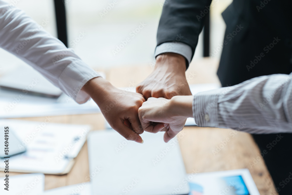 商务人士握手。团队合作同事商务人士会后握手。