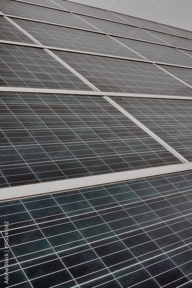 太阳能技术电池板是一种可再生的可持续能源。D中的蓝色太阳能电池板