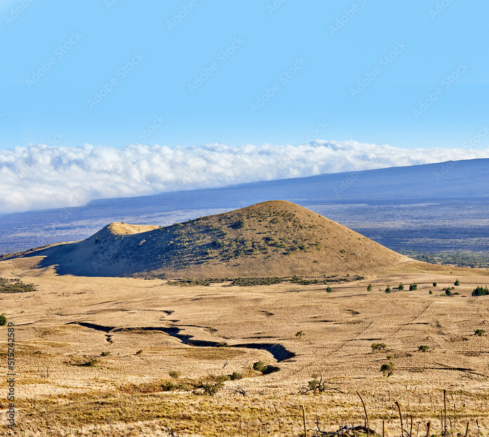 复制多云的蓝色地平线上有火山口的空间。干燥的草地的空旷贫瘠的自然场景fi