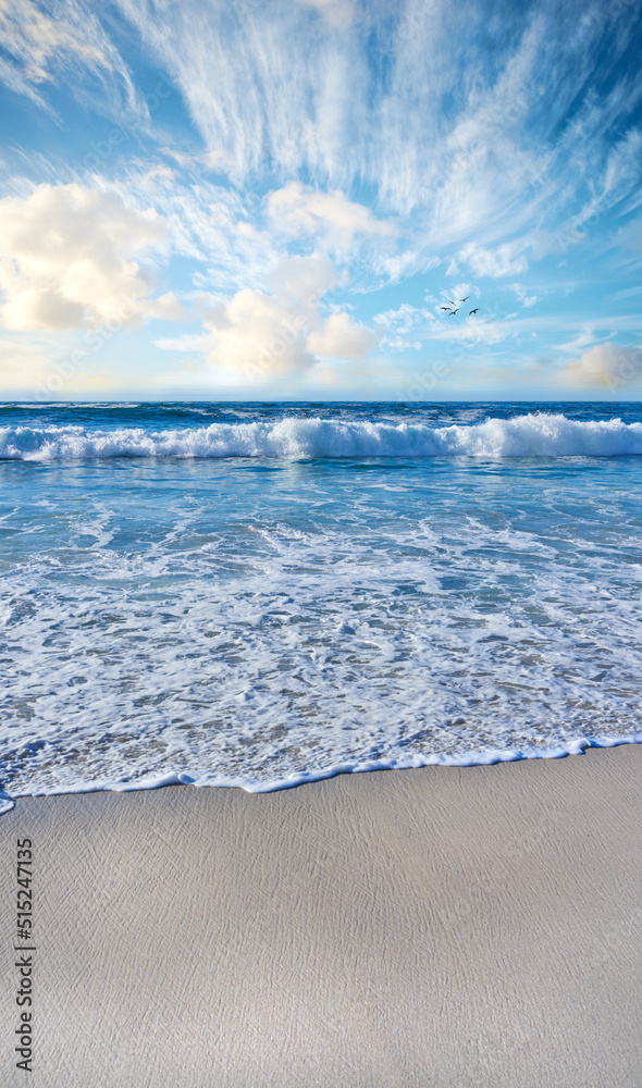 沙滩、大海、蓝天白云和复制空间。海浪冲刷的海景