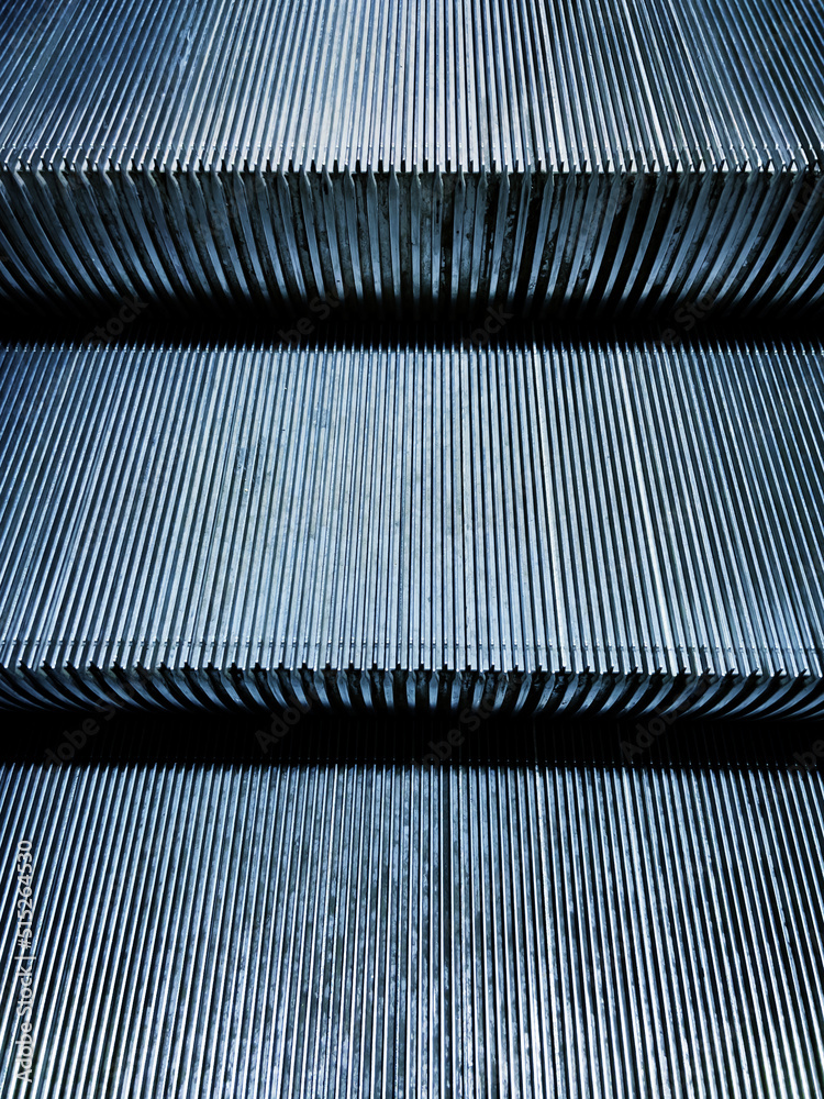 灰色金属自动扶梯梯级特写