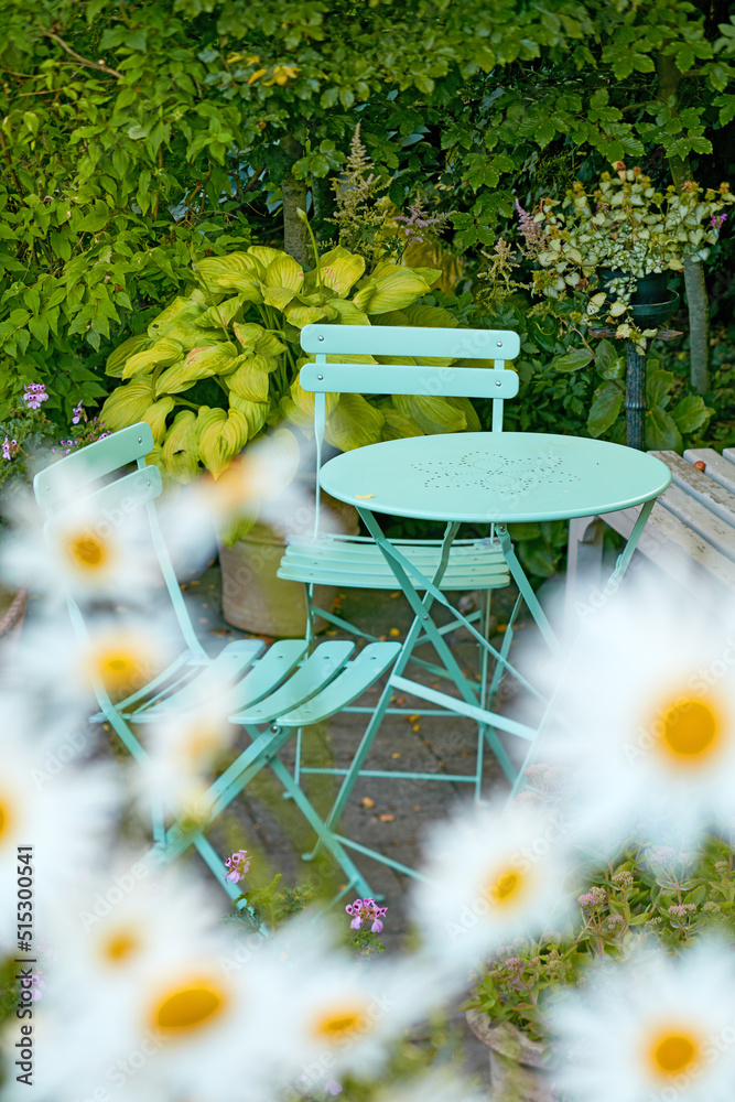 在郁郁葱葱的花园里，在宁静的公园或被讲台环绕的宁静庭院里野餐桌椅
