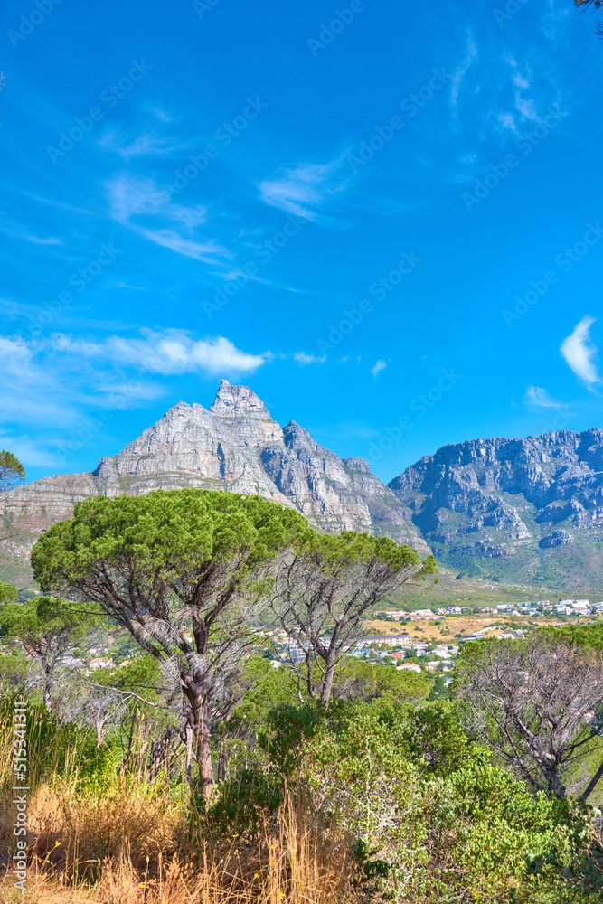 南非开普敦桌山的景观和蓝天。陡峭的景色
