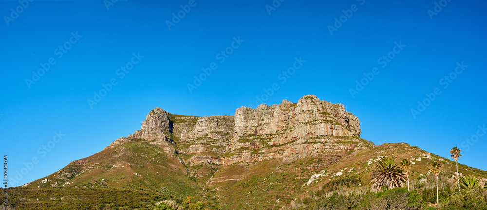 南非开普敦一座山峰的景观。绿色灌木和草地覆盖着崎岖的山顶