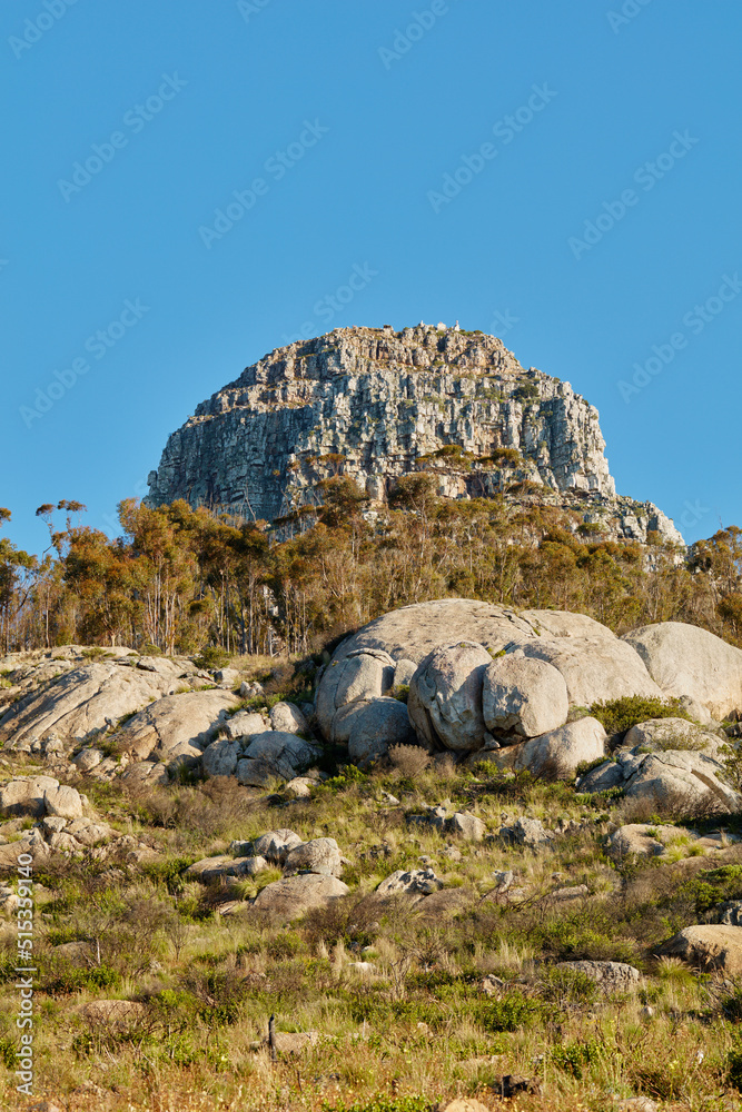 南非开普敦狮子头山的景观和蓝天。陡峭
