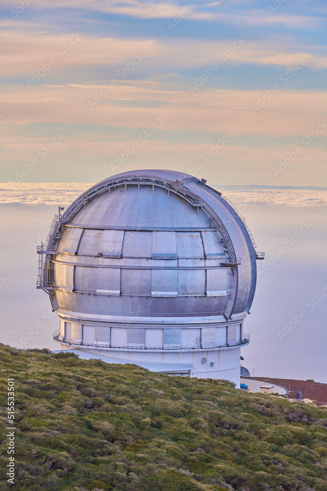 西班牙拉帕尔马Roque de los Muchachos天文台圆顶的风景。景观o