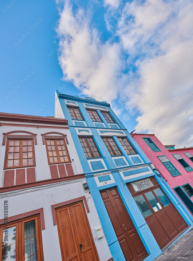 圣克鲁斯-德拉帕尔马街道上五颜六色的建筑。复古拱门中的房屋