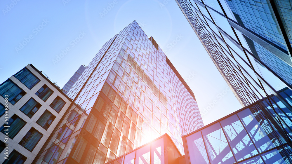 蓝天下商业区现代摩天大楼的仰视图。抬头看商业建筑