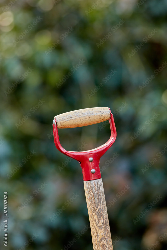 花园或田地里的木铲把手特写，带复制空间。放大宏观细节，拍