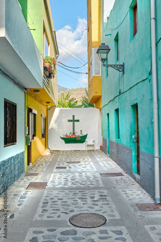 圣克鲁斯-德拉帕尔马市的彩色老建筑，墙上有十字架或十字架。B